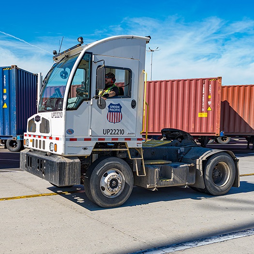 Moving intermodal containers off of a 168极速赛车(中国)官方开奖网站 train
